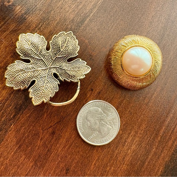 Set of 2 vintage scarf clips maple leaf and faux pearl cabochon - Picture 6 of 6